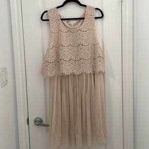 Sleeve less lace and tulle party dress.